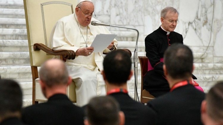 Il Papa durante l'udienza con i partecipanti al Convegno sulla formazione dei sacerdoti