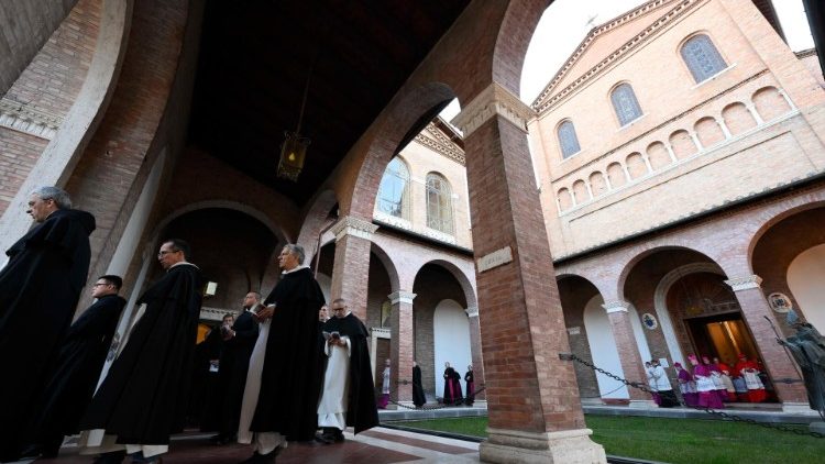 Procesión penitencial desde la Iglesia de San Anselmo hasta la Basílica de Santa Sabina en Roma. (VATICAN MEDIA Divisione Photo)