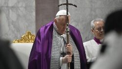 האפיפיור פרנציסקוס מנחה את סעודת האדון בבזיליקת סבינה הקדושה, ברומא 