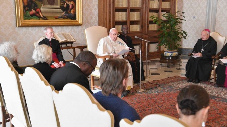 البابا فرنسيس يستقبل وفد جمعية Diaconie de la beauté  ١٥ شباط فبراير ٢٠٢٤