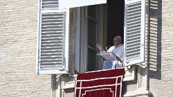 Papa da janela do apartamento pontifício para o Angelus