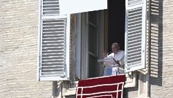 Papst Franziskus beim Angelus am Fenster zum Petersplatz, 18.2.2024