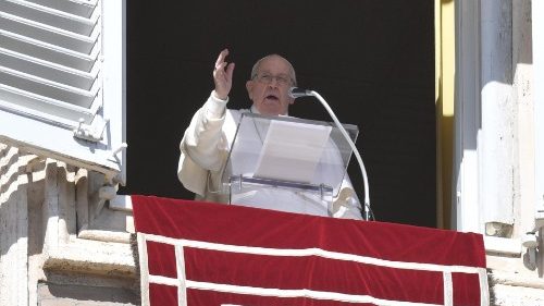 Pope at Angelus: Let's open ourselves to the light of Jesus!