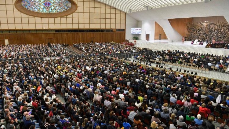L'Aula Paolo VI gremita di fedeli