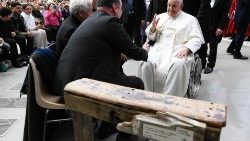 All'udienza generale il direttore de L'Osservatore Romano mostra al Papa l'inginocchiatoio ricavato da legno del barcone affondato a Cutro