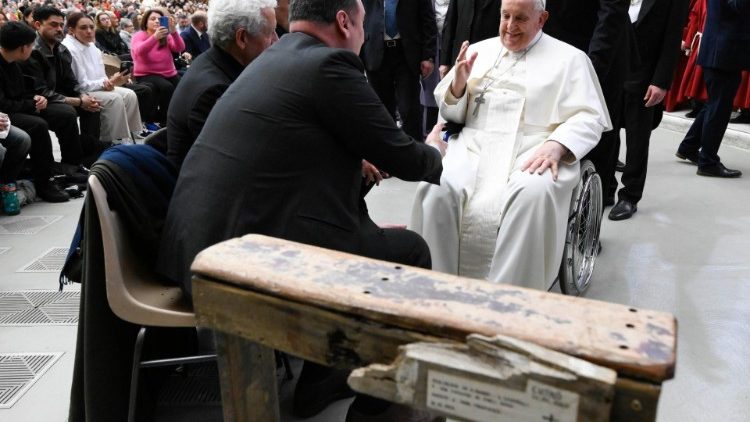 Papež zdraví dárce klekátka při generální audienci ve středu 28. února