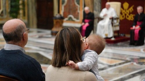 Papež k rodičům, kterým zemřelo dítě: Smrt nemá poslední slovo