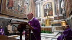 Il cardinale Parolin sull'altare della Messa nella Cappella Paolina