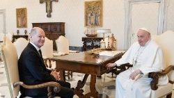 Papst Franziskus und Bundeskanzler Scholz bei der Begegnung im Vatikan