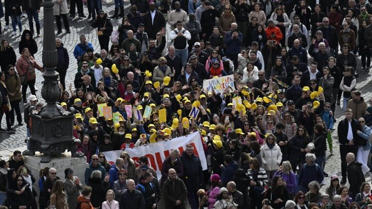 Fiéis na Praça São Pedro durante o Angelus