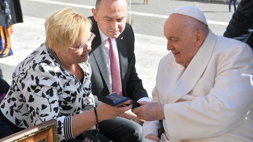 O grupo de poloneses, liderado pelo arcebispo Adam Szal, que encontrou o Papa na Audiência Geral