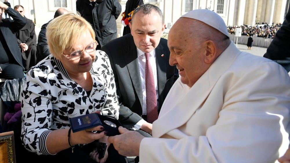 O grupo de poloneses, liderado pelo arcebispo Adam Szal, que encontrou o Papa na Audiência Geral