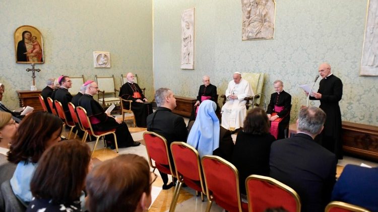 El Papa Francisco se reúne con los miembros de la Pontificia Comisión para la Protección de Menores