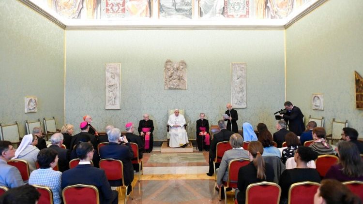 Il Papa con i membri della Pontificia Commissione per la Tutela dei Minori