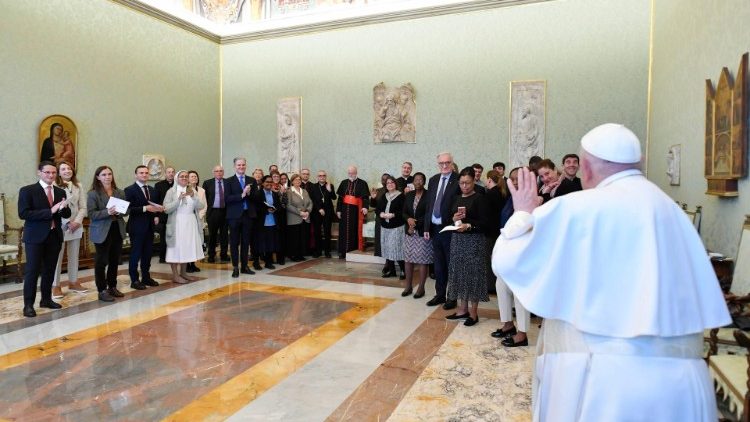 Die Kommissionsmitglieder in Audienz bei Papst Franziskus