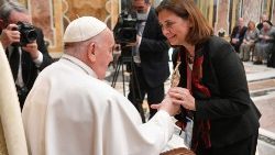 Franziskus mit einer Teilnehmerin bei dem Kongress