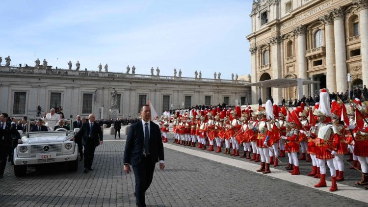 Francesco sulla papamobile