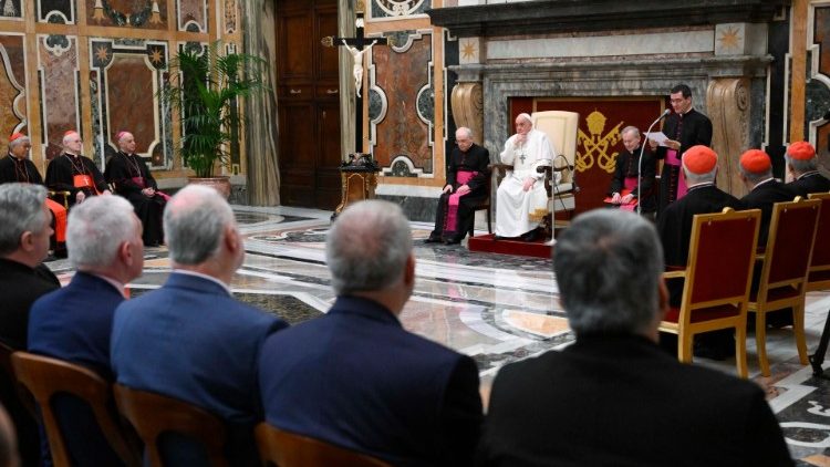 O Papa com os participantes da plenária do Dicastério para a Evangelização da Seção para Questões Fundamentais do Mundo. 
