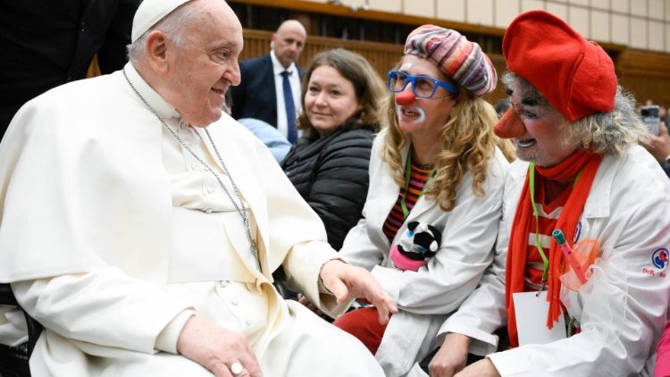 Papst Franziskus mit als Clowns verkleideten Mitarbeitern des Kinderkrankenhauses Bambino Gesu (2024)