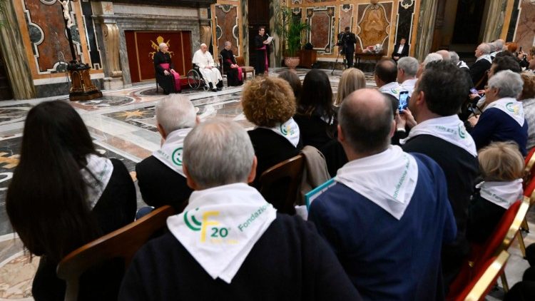Le Pape Fran&ccedil;ois avec les membres de la Fondation Mgr Camillo Faresin