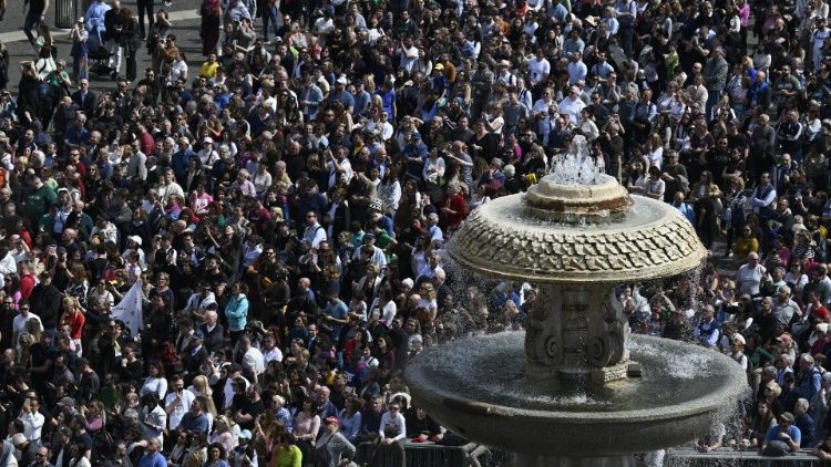 Fedeli in piazza San Pietro