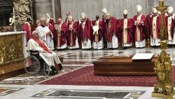 O Papa durante as exéquias do cardeal Paul Josef Cordes na Basílica de São Pedro