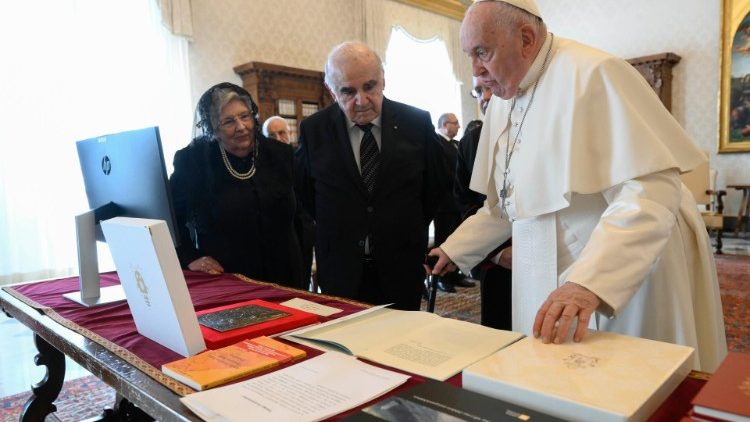 Traditionnel échange de cadeaux entre les deux chefs d'États. 
