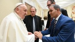Papst Franziskus hat die beiden Väter vor der Generalaudienz getroffen