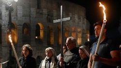 Tafakari ya Njia ya Msalaba kuzunguka Magofu ya Colosseo Ijumaa kuu tarehe 18 Aprili 2025 imeandaliwa na Baba Mtakatifu Francisko na inaongozwa na Kardinali Baldassare Reina, maarufu kama “Baldo”, Makamu Askofu mkuu wa Jimbo kuu la Roma. 