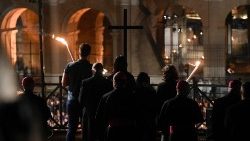 写真：ローマ市内コロッセオでの十字架の道行
