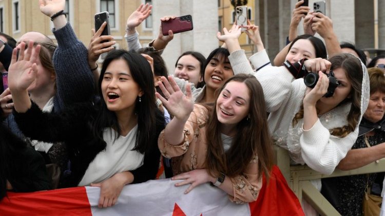 I giovani acclamano al Papa