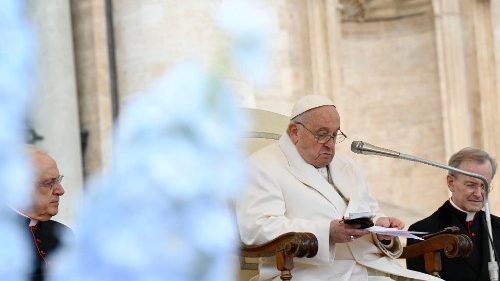 Il Papa: dolore per i volontari uccisi a Gaza. Troppi ragazzi morti nella pazzia della guerra 