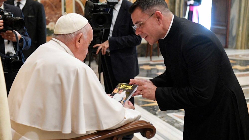Papa Francisco em audiência as comunidades dos Colégios Pio Brasileiro, Pio Latino-Americano e Mexicano