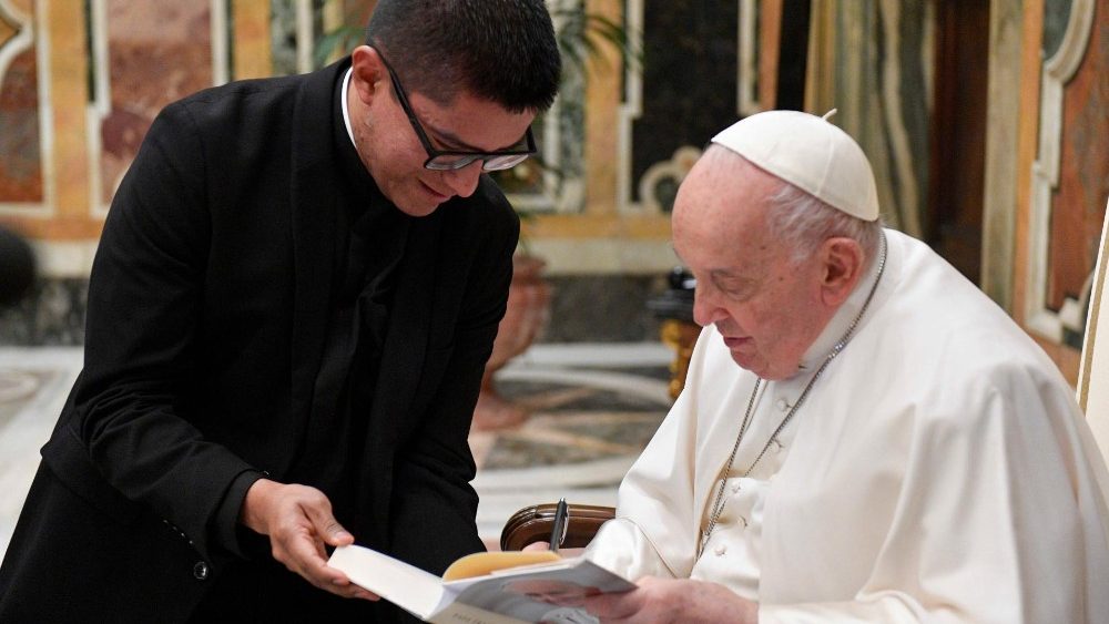 Papa Francisco em audiência as comunidades dos Colégios Pio Brasileiro, Pio Latino-Americano e Mexicano