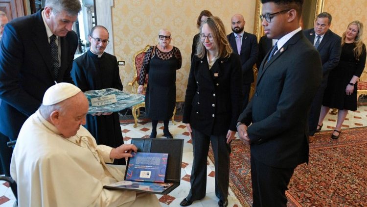 Os presentes ao Papa Francisco