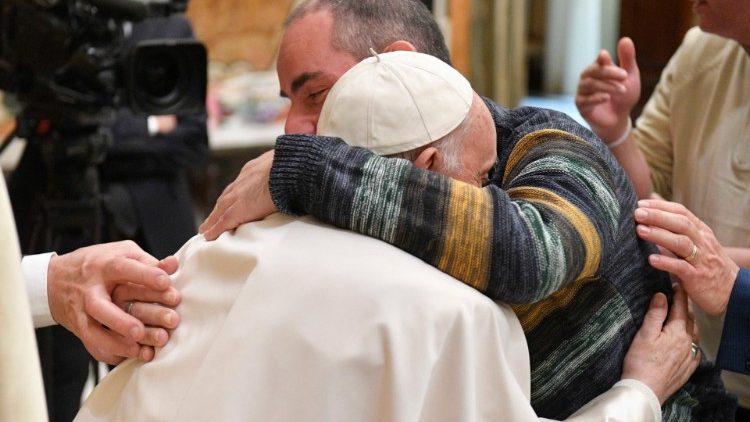 El abrazo del Papa y un miembro de la Fundación
