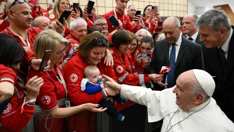 Volontari della Croce Rossa Italiana incontrano Papa Francesco
