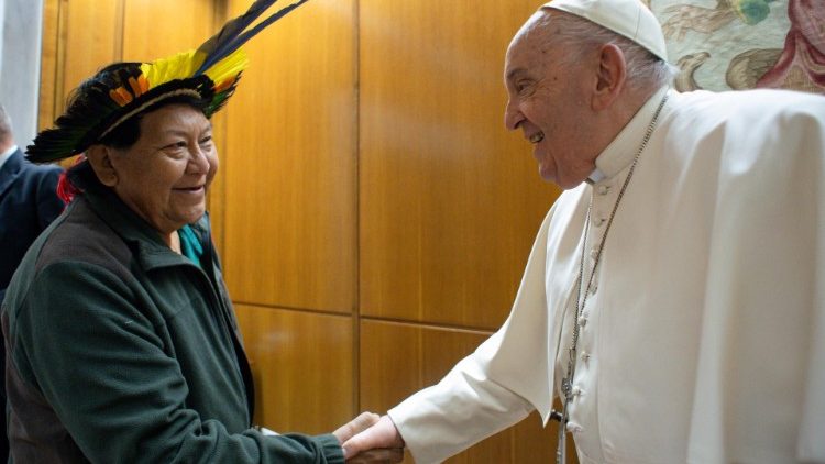 Yanomami-Chief Davi Kopenawa aus Brasilien bei Papst Franziskus