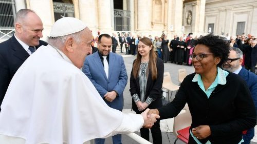 Papa: A virtude da fortaleza faz-nos reagir ao mal e à indiferença