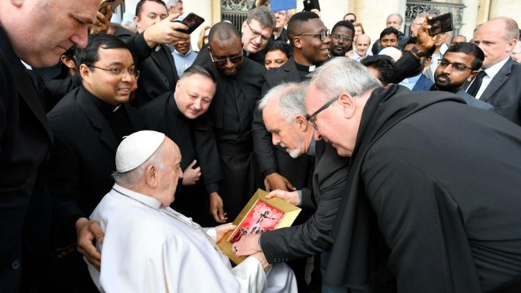 I sacerdoti pallottini consegnano al Papa il quadro sul "Massacro di San Patrizio"
