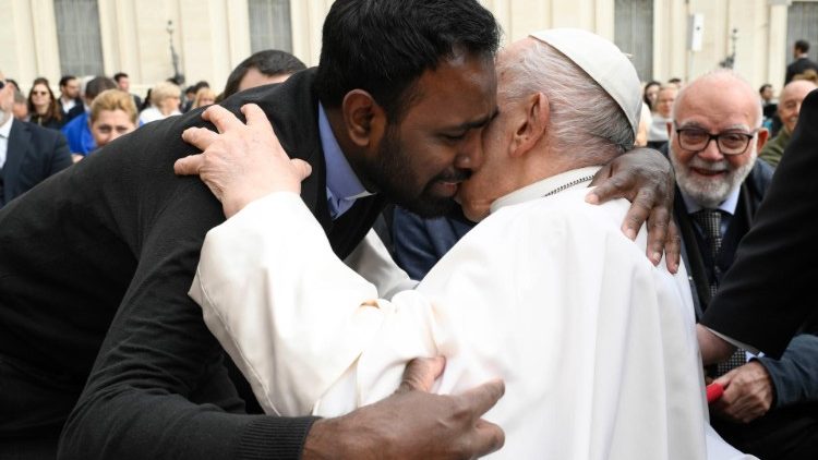 Il Papa durante i saluti a fine udienza generale
