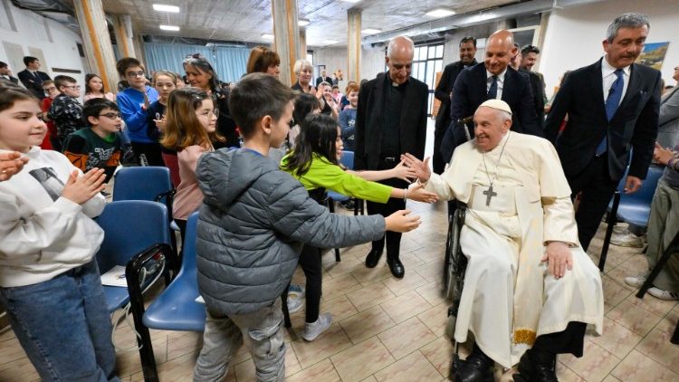 Der Papst begrüßt die anwesenden Kinder
