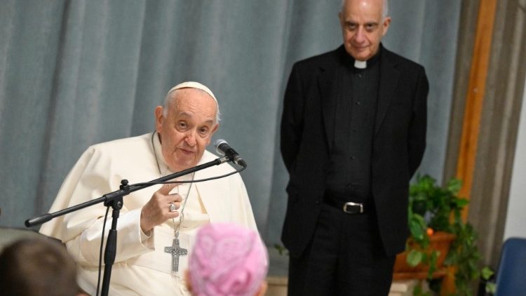 El Papa Francisco y Monseñor Rino Fisichella, Pro-Prefecto del Dicasterio para la Evangelización, Sección para las Cuestiones Fundamentales de la Evangelización en el Mundo. (Vatican Media)