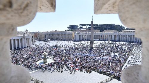Papa às crianças: espero vê-las em Roma. Rezemos pelos que sofrem com as guerras