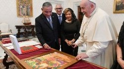 El Papa recibe en audiencia al primer Ministro de Belice, Johnny Briceno y su séquito.