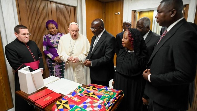 Papa Francesco con il vicepresidente della Repubblica del Ghana e la sua delegazione