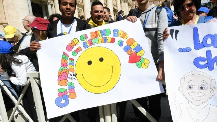 "Los abrazos que nos damos son como notas dulces que llenan el corazón", así rezaba un cartel durante el encuentro del Papa con los miembros de la Acción Católica italiana. (Vatican Media)