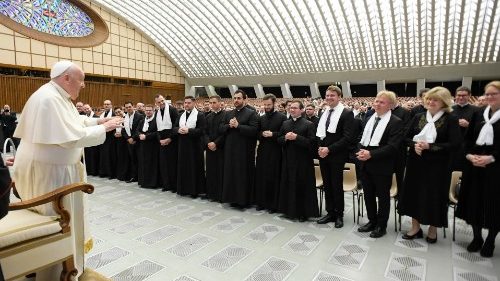 Le Pape aux catholiques hongrois: «Adoptez le style de Dieu»