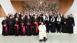 Magyar püspökök és papok Ferenc pápával (balról a negyedik Udvardy György veszprémi érsek)