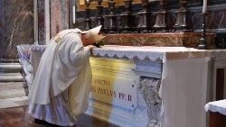 Po zakończeniu Mszy św. kard. Stanisław Dziwisz poprowadził modlitwę przy grobie św. Jana Pawła II